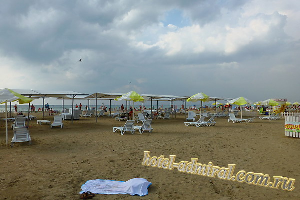 Анапа Центральный пляж зона с шезлонгами и зонтами